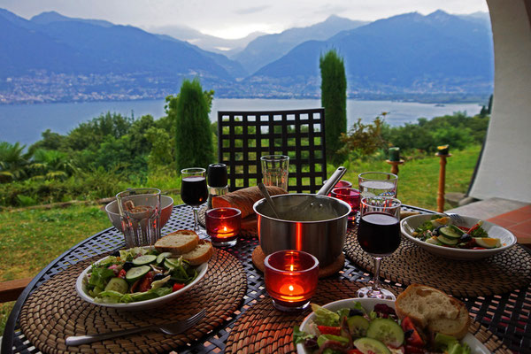 Abendessen auf der Terrasse.