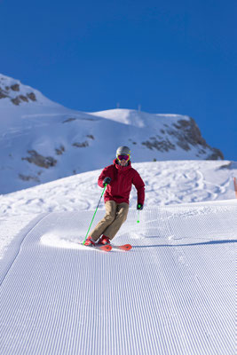Skilehrer Kurzschwung auf präparierter Piste auf der Zugspitze