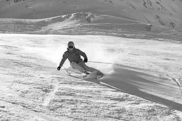 Carving Schwung in Garmisch-Partenkirchen auf der Zugspitze