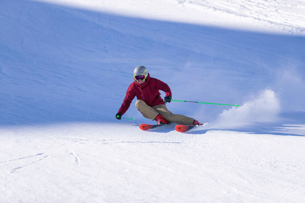 Sportliches Skifahren auf Atomic Allmountain Ski