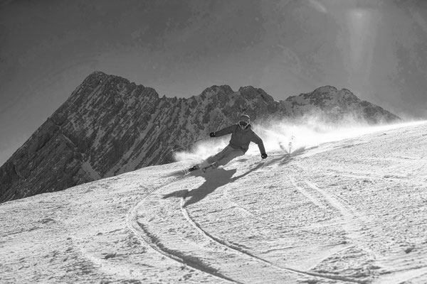 Skifahrer in Garmisch-Partenkirchen auf der Zugspitze mit Berg im Hintergrund
