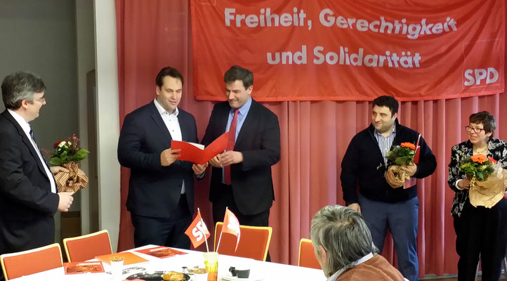 Fred Rebensdorf (links), Michael Weinreich MdHB (Mitte) und Metin Hakverdi MdB (Rechts) ehren langjährige Mitglieder