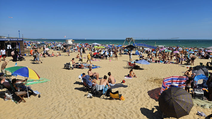 Sonntagnachmittag: Voller Strand