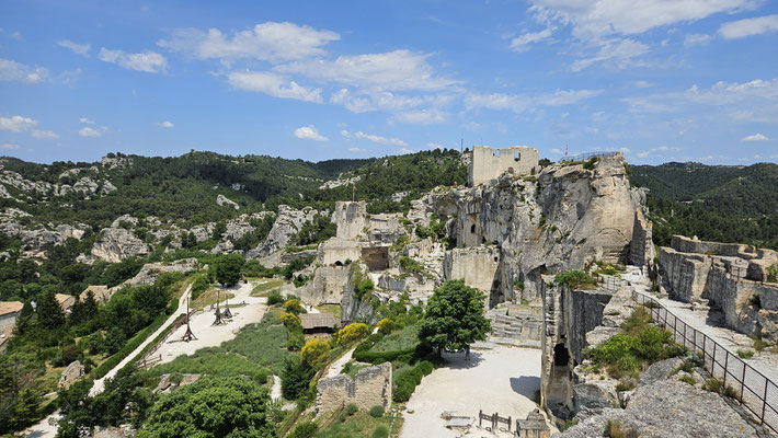 Les Baux Schloss mit Belagerungsgeräten