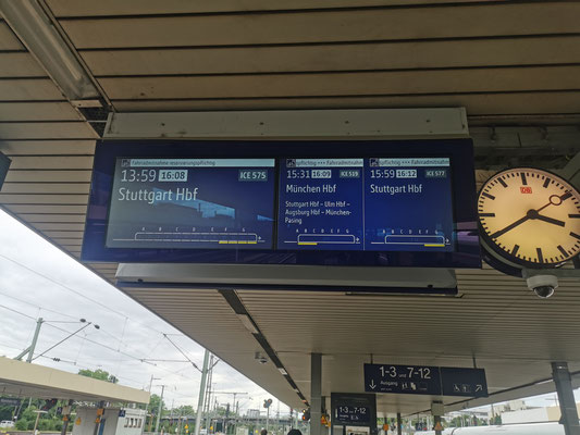 Bei der Bahn gibt es Stau: 130 min Verspätung; aber auch auf der Autobahn (Tauern 45km, 5h Wartezeit)