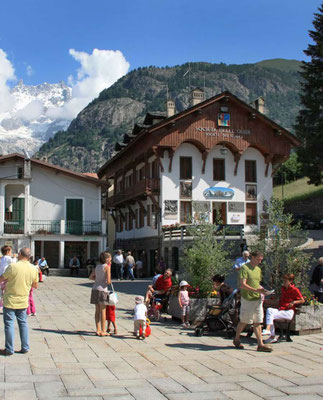 Piazza della chiesa e il caratteristico ufficio delle guide alpine di Courmayeur
