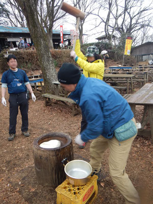 全員参加で餅つき