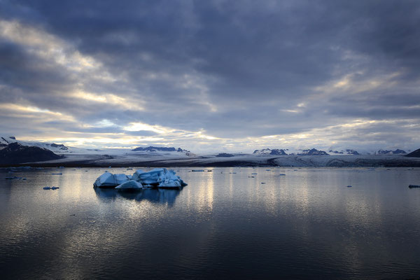 Die Lagune Jökulsarlon mit dem Breidarmerkurjökull im Hintergrund