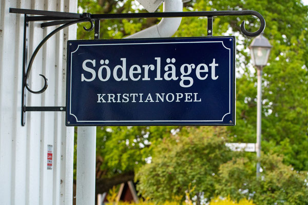 Liebevoll gemacht: Das Namensschild eines Geschäfts in Kristianopel. Foto: Kai-Uwe Ruf