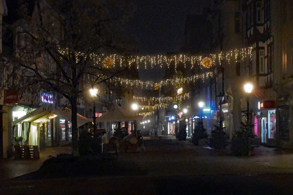 Die Breite Herzogstraße ist mit Lichterketten dekoriert. Foto: Kai-Uwe Ruf