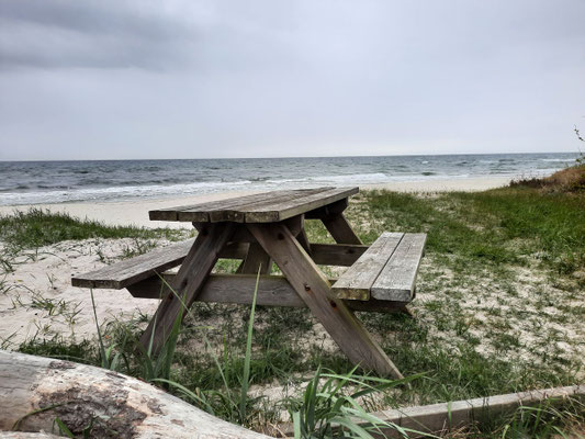 Ein Picknickplatz am Strand bietet eine gute Gelegenheit für eine Pause. Foto: Kai-Uwe Ruf