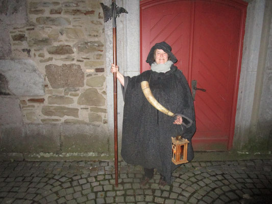 Führung in der Dämmerung durch die Stadt Blankenberg mit der Nachtwächterin