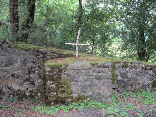 Kreuz in der Schäferkapellenruine auf dem Bonifatiusweg