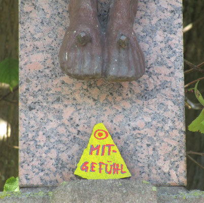 Bemalt von Elisabeth und hinterlegt am Wegekreuz in Hennef-Hüschel