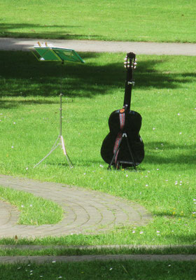 Elisabeth an der Gitarre