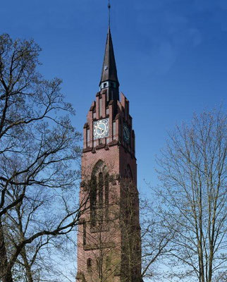 evangelischer Kirchenturm mit eine Weltladen