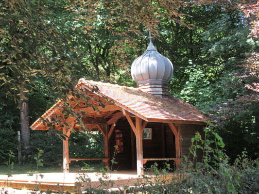 Kapelle im Ruhebereich an der Quelle
