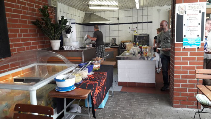 Tag der offenen Tür: Salate und Grill