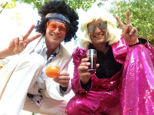Motto-Party Flower Power 70er-Jahre mit DJs Axel und Markus