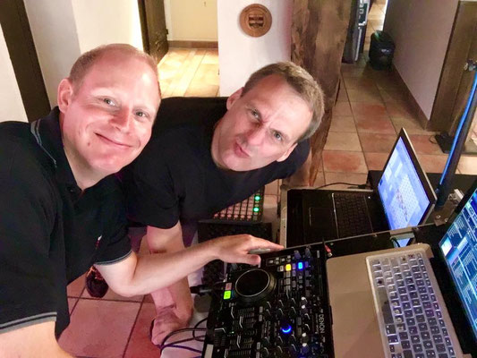 DJs Axel und Markus im Aufbau-Outfit