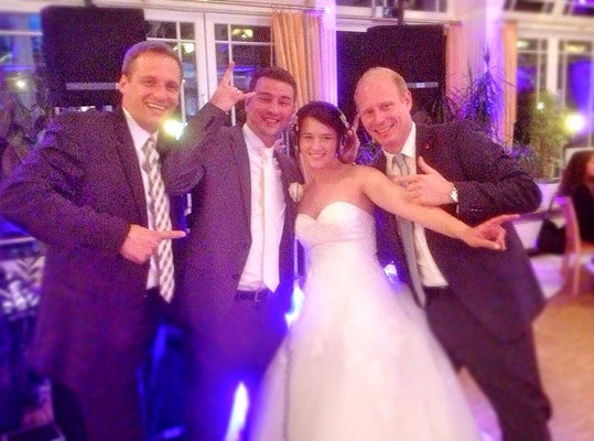 Zufriedene Hochzeitspaare mit DJ Axel und Markus