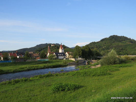 Fußweg an der Kinzig in den Ort