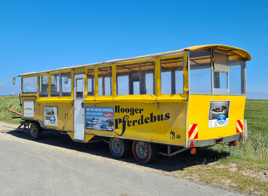 Die gelben Planwagen der Kutschen