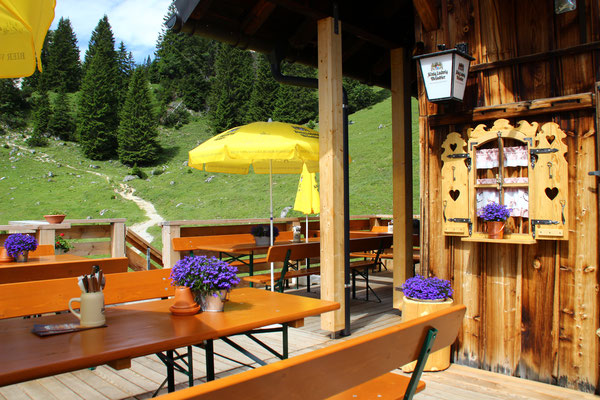 Die Terrasse der Füssener Hütte