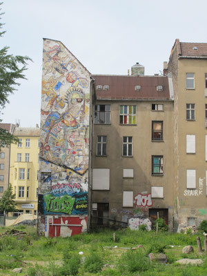 Le jardin à l'arrière est toujours ouvert au public et accueille une exposition permanente de sculptures en métal ainsi que des ateliers pour peintres et sculpteurs