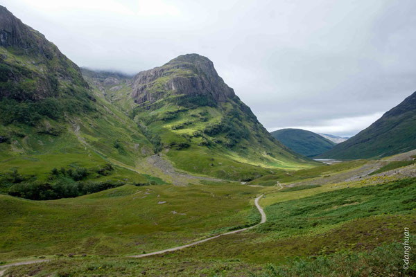 Glencoe comparé par Dickens au 'cimetière d'une race de géants' (cf le massacre des partisans jacobites du clan MacDonald par les soldats de Campbell)