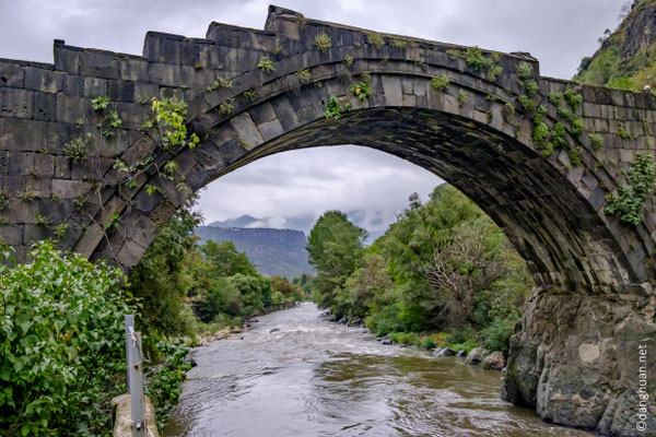 Le vieux pont de Sanahin, construit d'un seul tenant et d'une longueur de 18m en 1192, enjambe la rivière Debed. 