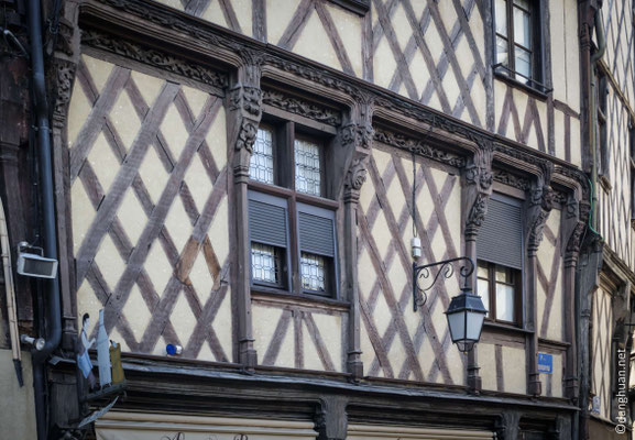 le coeur historique est orné de plus de 400 maisons à pans de bois...