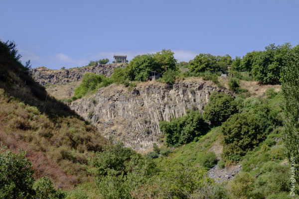 La forteresse de Garni est l'un des sites les plus anciens d'Arménie. Le site fut peuplé depuis la fin du 4ème siècle avant JC jusqu'au Moyen Âge