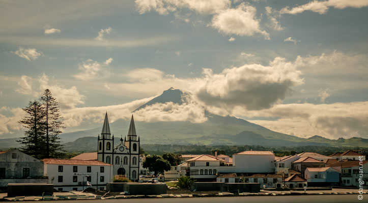 Pico - La ville de Madalena où le ferry débarque en provenance de Sao Jorge, escale à bord vers l'île de Faial