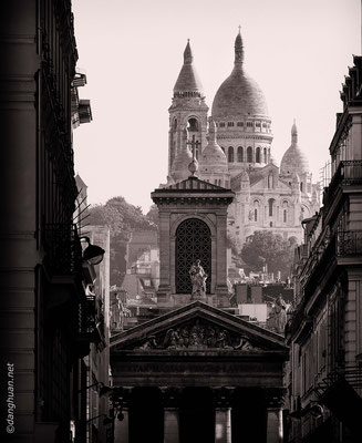 Sacré Coeur avec la façade de l'église Notre Dame de Lorette en premier plan