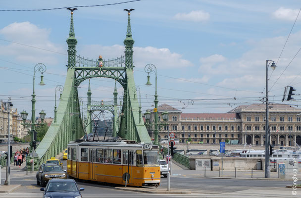 Le pont Szabadsag devant le Gellert