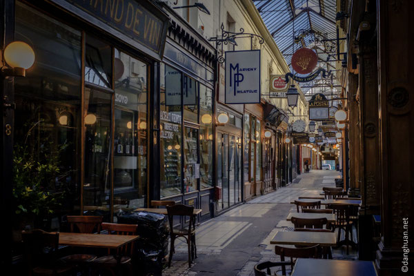 l‘artère marchande abrite de nombreux restaurants ...