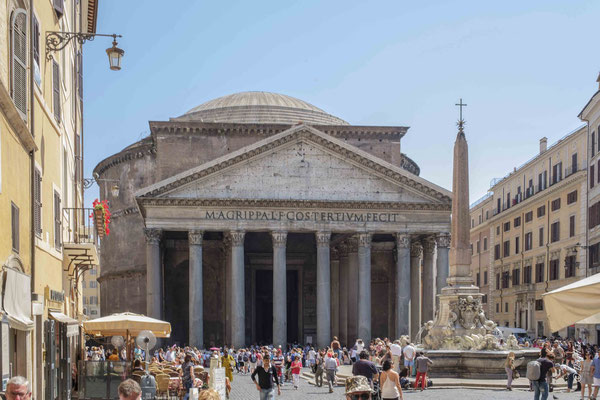 Le Panthéon - édifice religieux antique situé sur la piazza della Rotonda (Rome), bâti sur l'ordre d'Agrippa au Ier siècle av. J.-C. C’est le plus grand monument romain antique qui nous soit parvenu en état pratiquement intact, du fait de son utilisation 