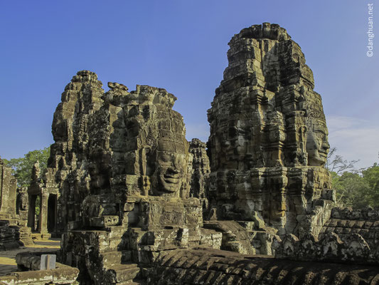 au Bouddha dont il diffusa la doctrine dans tout l'empire
