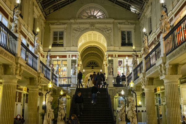 Galerie marchande s'étendant sur trois niveaux distribués par un escalier central, sa construction a entraîné la ruine de son promoteur, Louis Pommeraye