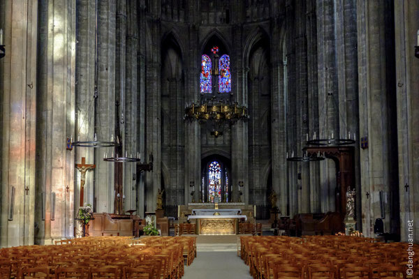  ... dans le choeur notamment et sont réputées pour leurs teintes rouges