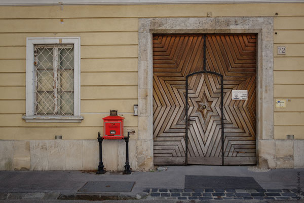 Varnegyed, le quartier du château, en hauteur de Buda : ici la rue des seigneurs (Uri utca)