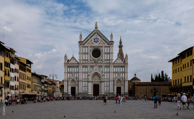 Basilique St Croce,  la plus grande église franciscaine au monde dont la construction débuta en 1294 