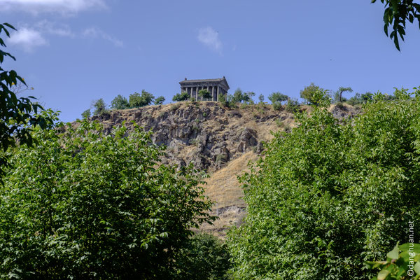 le roi Trdat 1er, fondateur de la dynastie des Arsacides, fonda en 76, le temple païen de Garni dédié au dieu du Solei Mher (Mithra)