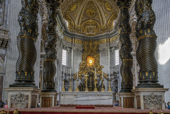 Basilique St Pierre - Le baldaquin du Bernin 