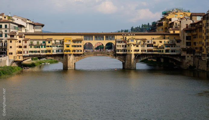 pont de Vecchio qui dissimule un passage réservé aux Médécis pour relier le Palais de Pitti au Palais de Vecchio