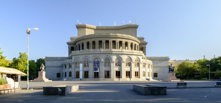 et aussi, l'opéra d'Erevan dont la maquette reçoit le grand prix à l'exposition universelles de paris en 1937