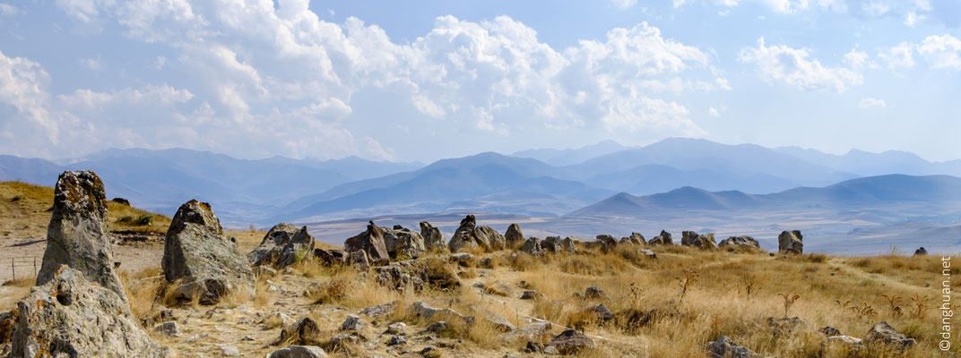 Zorats Karer (en arménien Զորաց Քարեր) ...