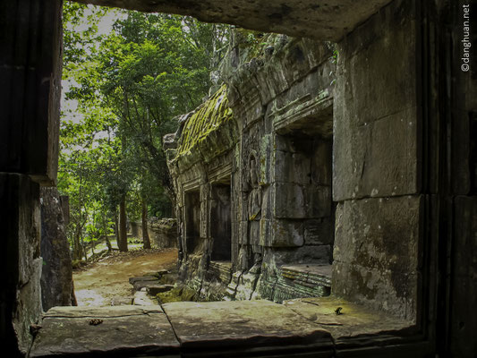 Ta Prohm : Comme beaucoup d'autres temples d'Angkor, Ta Prohm fut ensuite abandonné au XVe siècle, avec le déclin de l'Empire khmer