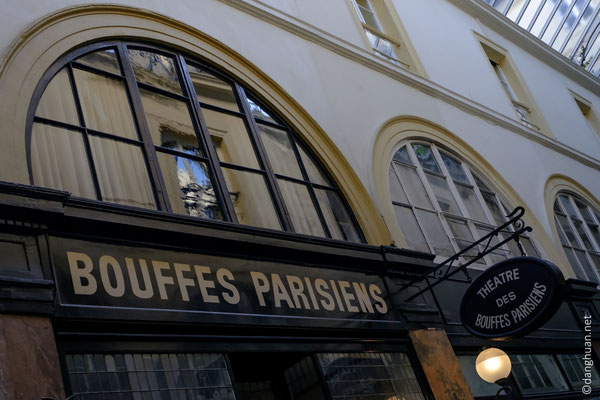 Abritant le théâtre des Bouffes Parisiens, ce passage abrite de nombreux restaurants, de boutiques de prêt-à-porter